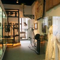 Blick in den Ausstellungsabschnitt Geschichte der Stadt Halberstadt zwischen 1830 und 1870 mit dem Brautkleid aus Ströbeck, um 1870