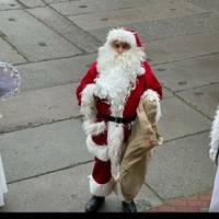 Weihnachtsmann mit Engeln
