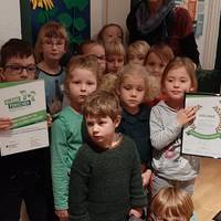 Die Kinder der Kita Holzbergwichtel mit der Urkunde „Haus der kleinen Forscher“.