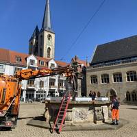 holzmarktbrunnen_wird_angestellt.jpg