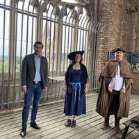 Türmerin Bianca Groß (mitte) und Türmer Jens Pforte(rechts) begrüßen künftig die Gäste aus nah und fern. Oberbürgermeister Daniel Szarata (links) zeigt sich erfreut über das Engagement der Halberstädter.
