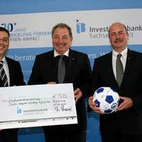 Investitionsbank übergibt Spendenscheck an Kinderheim