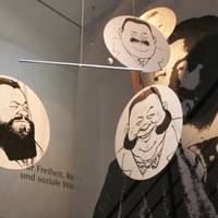 Harmlos lustig bis zutiefst verleumderisch: Städtisches Museum eröffnet Karikaturenausstellung