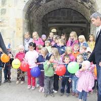Kita-Kinder freuen sich über Spielhöhle  Wehrturm saniert