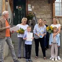 Thomas Gethe vom Kneipp Landesverband Sachsen-Anhalt überreicht der Leiterin Steffi Schmolke das Zertifikat. Die Erzieherinnen Steffi Köhler  und Gabi Ermes  freuten sich mit den ABC-Schützen Sanjo und Ella