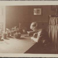 05 Dorothea Milde bei der Bearbeitung einer Druckplatte, um 1915, Gleimhaus.jpg