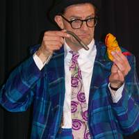 Andy Clapp-Comedy Zauberei mit einem bisschen Jonglage.