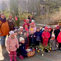 Geschmückte Osterbirke für das Osterfest im Tiergarten am 09.04.2023