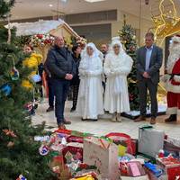 Strahlende Kinderaugen zur Bescherung am Wunschweihnachtsbaum