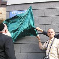 Jzchak Auerbach, Itai Cohn und Oberbürgermeister Andreas Henke während der Enthüllung des Namensschildes „Willy Cohn“ am Forum der Hochschule Harz.