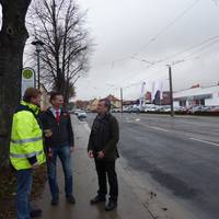 Freie Fahrt auf der Klusstraße: (von links) Andreas Thiel, Halberstadtwerke, Jens Föllner, Leiter der REWE-Filiale und Thomas Valentin, Geschäftsführer der AWH.