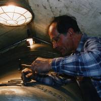 Johann-Peter Hinz arbeitet an der größten Glocke des Domgeläutes. Die mit der Arche Noah verzierte Glocke trägt die Handschrift des Künstlers – 1999.