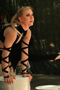 Josephine mit ihren Darbietungen in Äquilibristik und danach mit HulaHoop Ringen - Foto: Peter Windhövel