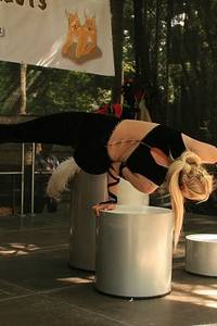 Josephine mit ihren Darbietungen in Äquilibristik und danach mit HulaHoop Ringen - Foto: Peter Windhövel