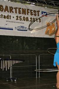 Josephine mit ihren Darbietungen in Äquilibristik und danach mit HulaHoop Ringen - Foto: Peter Windhövel