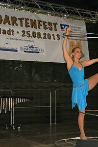 Josephine mit ihren Darbietungen in Äquilibristik und danach mit HulaHoop Ringen - Foto: Peter Windhövel