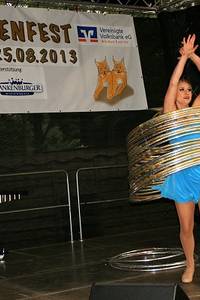 Josephine mit ihren Darbietungen in Äquilibristik und danach mit HulaHoop Ringen - Foto: Peter Windhövel