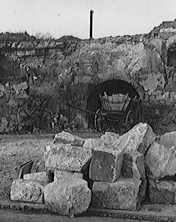 Holzmarkt, Ruine Rathaus Westseite mit Kellergewölbe, 20. April 1952 F 03042 1