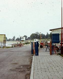 Halberstädter See, Kassenbereich und Rettungsschwimmerturm, 1978 Bilderreise02