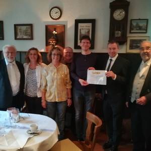 Vereinsvorsitzender Mirko Zerwell bedankt sich bei Chris Schöne und Mitgliedern der Freimaurerloge für die Spenden © Privat