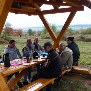 Neue überdachte Bank für Wanderer in den Klusbergen © Stadt Halberstadt/Pressestelle