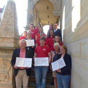 Oberbürgermeister Andreas Henke (oben links) und Carolin Timplan, Mitarbeiterin Gemeindeangelegenheiten (oben 2. v.li.) mit den Spendenempfängern auf der Rathaustreppe © Nadine Röhrdanz / Pressestelle / Stadt Halberstadt