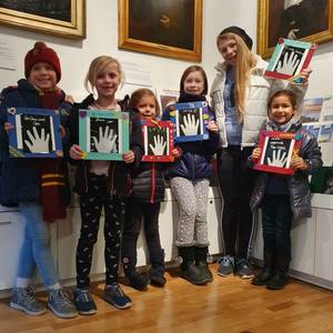 Fotoentwicklung auf altmodische Art - Kinder mit ihrem analogen Handabdruck