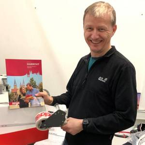 Media Markt Geschäftsführer Alexander Apitzsch packt selbst mit an und verschickt Informationen zu Halberstadt deutschlandweit © Media Markt Halberstadt