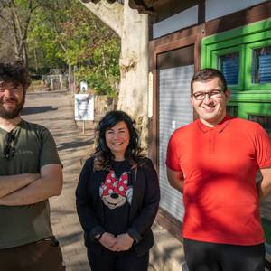Tiergartenleiter David Neubert mit den „Aushilfen“ aus dem Museum Frau Anglet und Herrn Börniche © Tiergarten Halberstadt