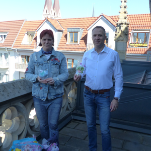 Oberbürgermeister Andreas Henke und Frau Anja Schuchmann bei der Übergabe der kleinen Präsente. © Nadine Röhrdanz/Pressestelle/Stadt Halberstadt