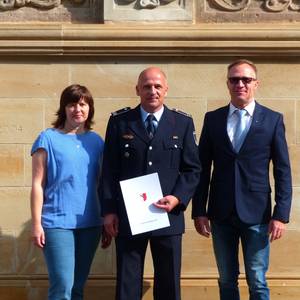 Kerstin Schmieder (Abteilungsleiterin Personal), Ingo Wetzel (Abteilungsleiter Feuerwehr) und Oberbürgermeister Andreas Henke (v. l. n. r.) © Nadine Röhrdanz/Pressestelle/Stadt Halberstadt