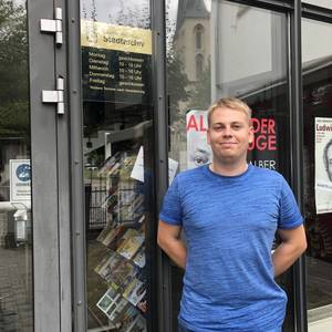 Archivmitarbeiter Robert Pilz vor dem Schild mit neuem Namen und neuen, ab 1.10. gültigen Öffnungszeiten am Domplatz 31 © Franziska Schumacher, Stadtarchiv Halberstadt