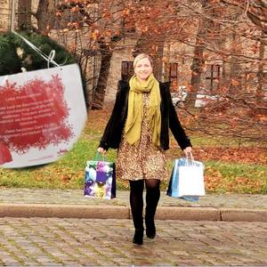 Nancy Schönknecht, Stadtmarketingmanagerin, mit den letzten Geschenken auf dem Weg in das Centermanagement der Rathauspassagen. © Stadt Halberstadt, Pressestelle