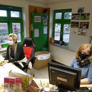 Kassenkräfte der städtischen Museen helfen im Tiergarten aus © Stadt Halberstadt/Tiergarten/David Neubert