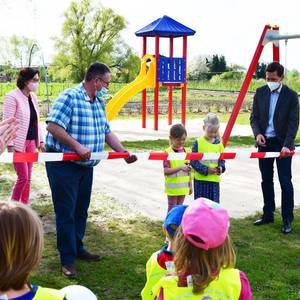 Diese wichtige Aufgabe übernehmen die großen Kinder der KITA „Spatzennest“ selber und durchschneiden das Sperrband zum neuen Spielplatz in Aspenstedt. © Stadt Halberstadt, Pressestelle