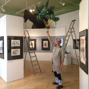 Museumsmitarbeiter_André_Pohl_mit_Museumsdrachen