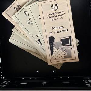 mehrere Flyer in einer Schublade