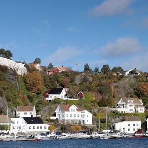Blick auf die 'weiße Stadt' Risor in Südnorwegen