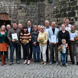 Gemeinsam mit den Preisträgern des Fassaden- und Stadtbildwettbewerbs freuen sich die Vertreter der Stadt und der Jury über die Auszeichnungen