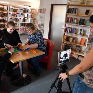 Die Filmwerkstatt der Stadtbibliothek mit Daniel Szarata, Stefanie Franz, Birgit Sommer und Stefanie Hahn in Aktion (v.l.n.r.)
