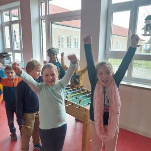 Der neue Tischkicker bereitet sichtlich viel Spaß ©Stadt Halberstadt