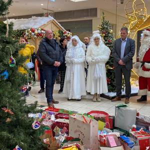 Der stellvertretende Oberbürgermeister Thomas Rimpler, Centermanager Enrico Burau und Stadtmarketingleiterin Nancy Wesemeier bedankten sich ganz herzlich auch im Namen des Weihnachtsmannes und seinen Helferinnen bei allen Wunscherfüllern und den Akteuren vor und hinter den Kulissen