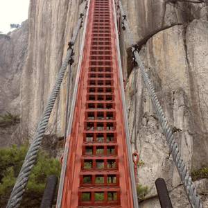 Eine lange Treppe, die auf einen Felsen führt