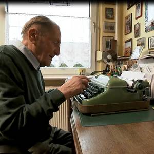 Werner Hartmann am heimischen Arbeitsplatz mit seiner geliebten Schreibmaschine ©Städtisches Museum Halberstadt