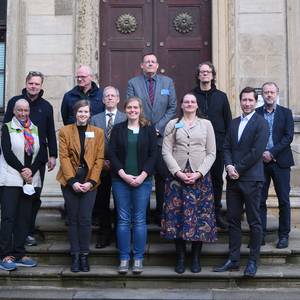 Der wissenschaftliche Beirat vor dem Städtischen Museum (v.l.n.r.): Dr. Babette Ludowici, Dr. Oliver Schlegel, Lara Madita Haps, Dr. Veit Dresely, Dr. Volker Bürger, Caroline Janick, Dr. Patrick Schollmeyer, Dr. Antje J. Gornig, Prof. Dr. Jörg Orschiedt, Oberbürgermeister Daniel Szarata, Dr. Roland Wiermann ©Holger Wegener / Stadt Halberstadt