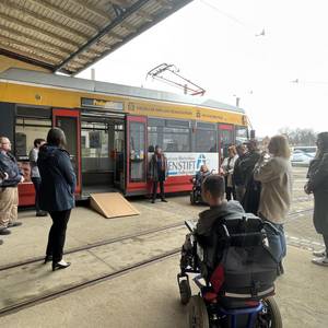 Interessiert versammelten sich Betroffene und Interessenverbände auf dem Gelände der Halberstäd-ter Verkehrs-GmbH (HVG), um einen weiteren Schritt in Richtung barrierefreien öffentlichen Nahver-kehrs zu gehen. ©Stadt Halberstadt