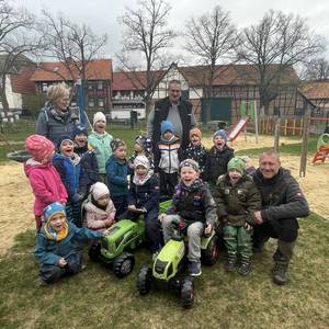 Große Freude herrscht bei den Kindern der Kita Spatzennest und ihrer Leiterin Andrea Bernicker (li) über die großzügige Spende der Bürgerinitiative. ©Stadt Halberstadt