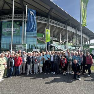 Gruppenfoto der Teilnehmerinnen und Teilnehmer der ersten Bürgerfahrt vor der Volkswagen Arena ©Stadt Halberstadt