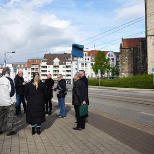 Mitglieder des Stadtrates informieren sich über die Umsetzung der Tempo-30-Zone auf dem Hohen Weg ©Stadt Halberstadt