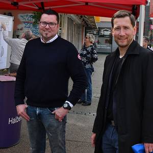 Geschäftsführer Tobias Siebert und Oberbürgermeister Daniel Szarata am Informationsstand zum Tag der Städtebauförderung ©Stadt Halberstadt/Holger Wegener